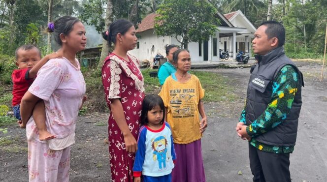 
					RAYU WARGA: Bupati Lumajang, Thoriqul Haq, saat merayu warga agar bersedia direlokasi. (foto: Asmadi)