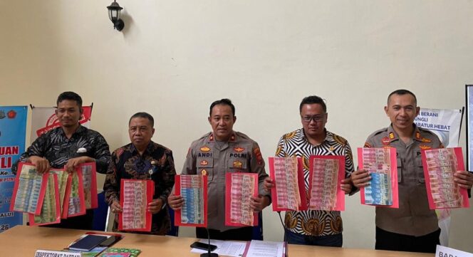 
					OTT: Barang bukti yang diamankan Polres Lumajang usai OTT guru. (foto: Asmadi)