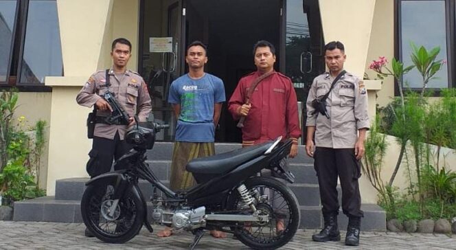 
					DIRINGKUS: Pelaku pembacokan penjual HP bekas (mengenakan sarung) usai ditangkap polisi. (foto: Moh. Rois)