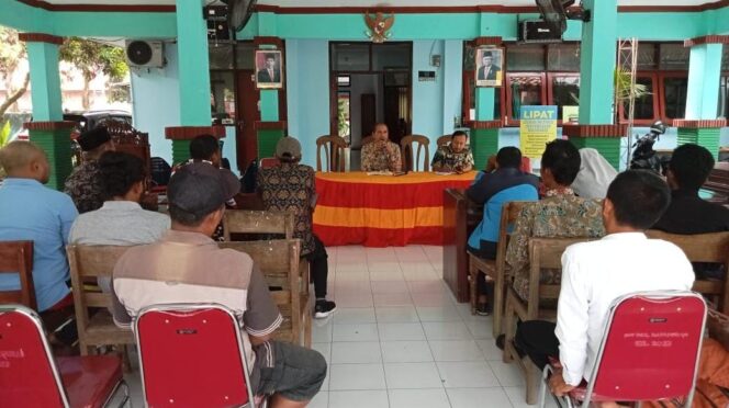 
					RAKOR: Pemerintah Kecamatan Pakuniran gelar rapat koordinasi dengan petani menyikapi kerusakan irigasi akibat banjir. (foto: Ainul Jannah)