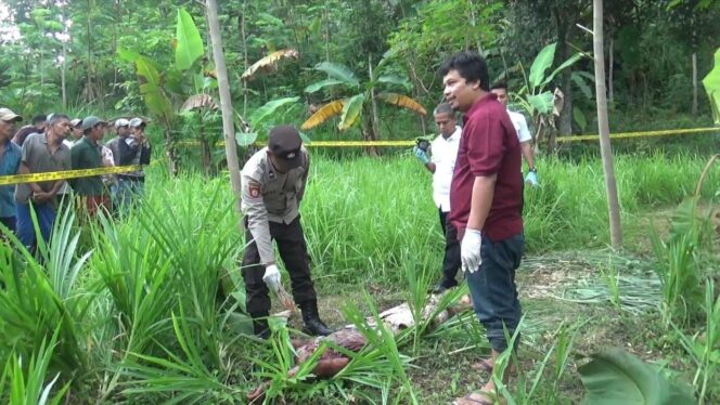 
					OLAH TKP: Polisi menggelar olah TKP di lokasi penemuan mayat korban. (foto: Asmadi)