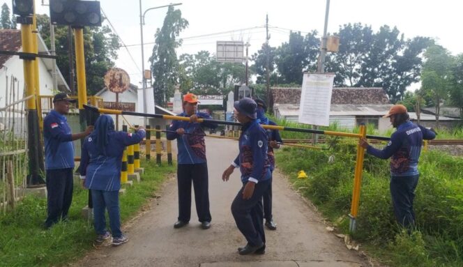 
					Petugas sedang memasang palang pintu manual (istimewa).