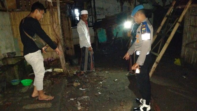 
					TKP: Polisi dan warga menunjukkan lokasi korban tergeletak pasca disambar petir. (foto: Moh. Rois)