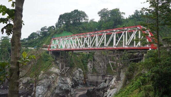 
					RAMPUNG: Proses pengerjaan Jembatan Gladak Perak Lumajang rampung, tinggal diresmikan. (foto: Asmadi)