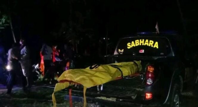 
					DITEMUKAN: Jasad Nardi bersiap dibawa ke rumah duka menggunakan mobil patroli Polsek Tiris. (foto: Ainul Jannah)