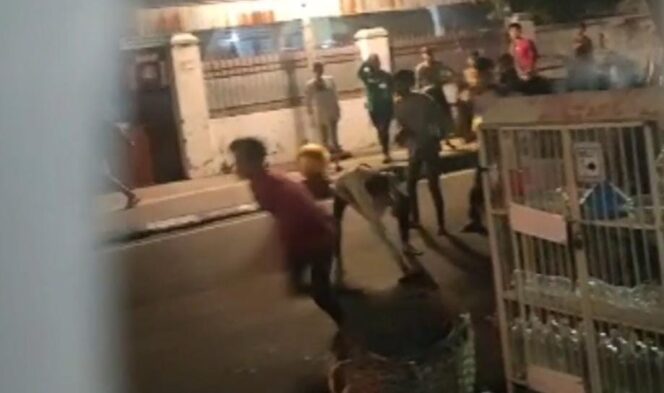 
					Foto: Tangkapan layar video tawuran di Simpang Lima Mayangan, Kota Probolinggo.