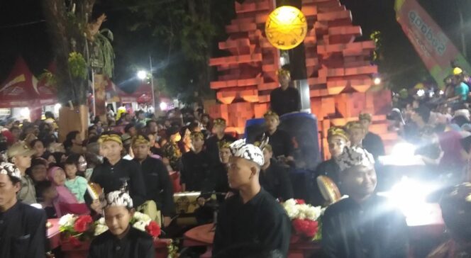 
					MENYEMUT: Warga memadati kawasan Alun-alun Lumajang untuk menyaksikan lomba musik patrol. (foto: Asmadi)