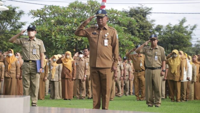 
					DAPAT THR: Sekretaris Daerah (Sekda) Kabupaten Probolinggo saat memimpin apel, beberapa waktu lalu. (foto: dok)