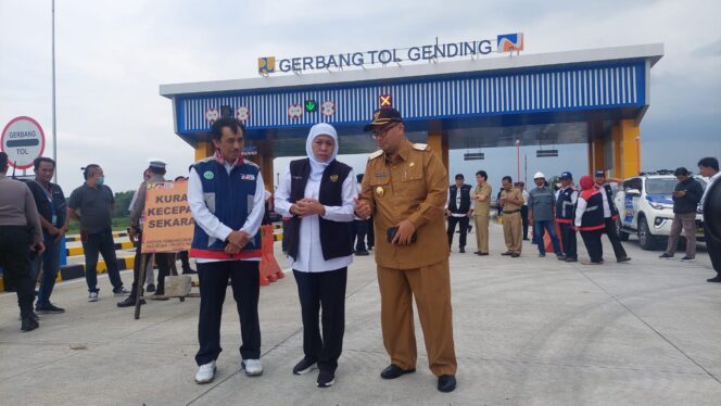 
					Gubernur Jatim, Bupati Probolinggo dan Direktur Teknik Tol Trans Jawa Paspro foto di depan Gerbang Tol Gending.