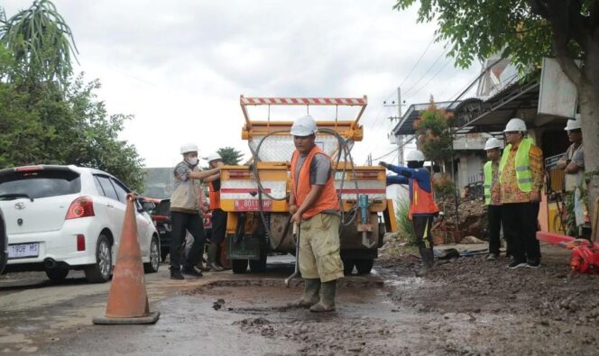 
					DIKEBUT: Wakil Bupati dan jajaran memantau proses perbaikan jalan rusak. (*)