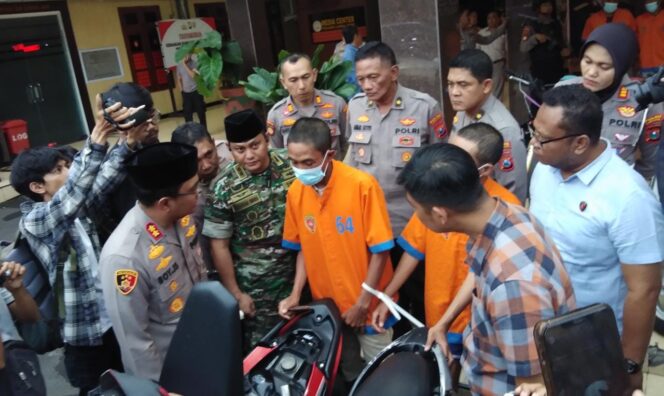 
					CURANMOR: Polres Lumajang saat rilis penangkapan penadah motor curian. (foto: Asmadi). 