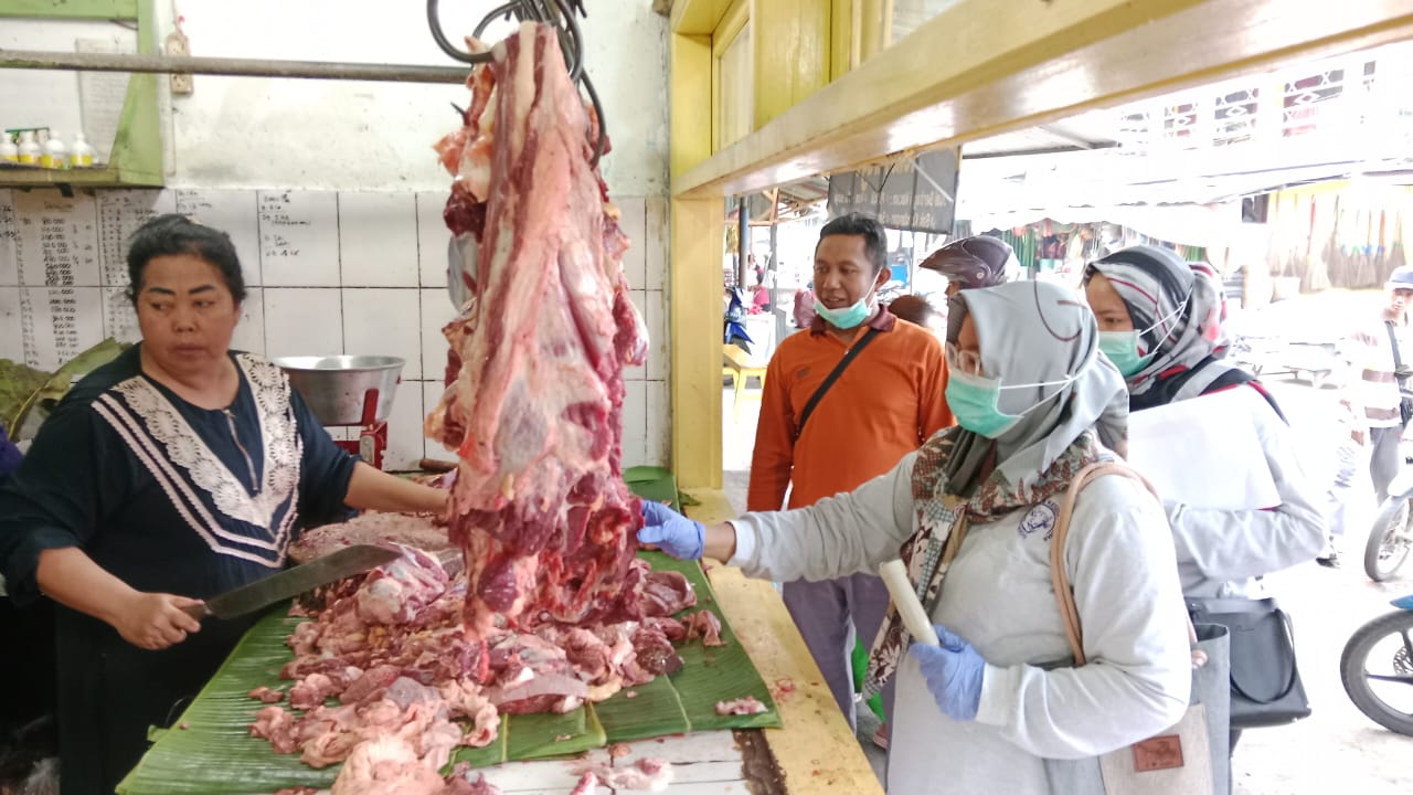 Sepekan Jelang Lebaran Pemkab Lumajang Sisir Pasar Cek Daging Sapi