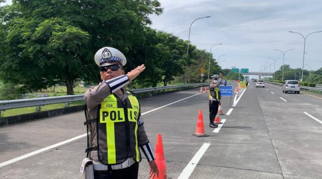 
					URAI: Anggota Satlantas Polres Pasuruan saat mengatur lalulintas. (foto: dok)