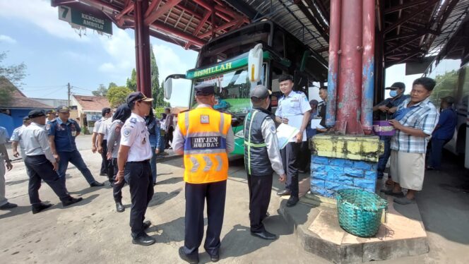 
					Petugas mengecek bus di Terminal Bayuangga, Probolinggo.