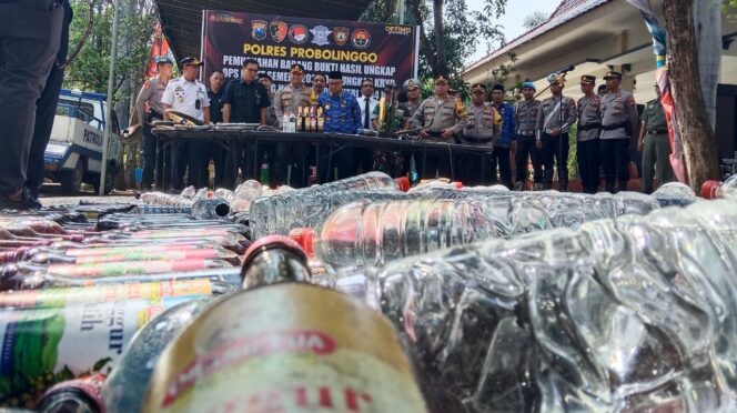 
					DIMUSNAHKAN: Kapolres Probolinggo AKBP Teuku Arsya Khadafi dan unsur Forkopimda Kab. Probolinggo, musnahkan barang bukti hasil operasi pekat 2023. (foto: Ainul Jannah)