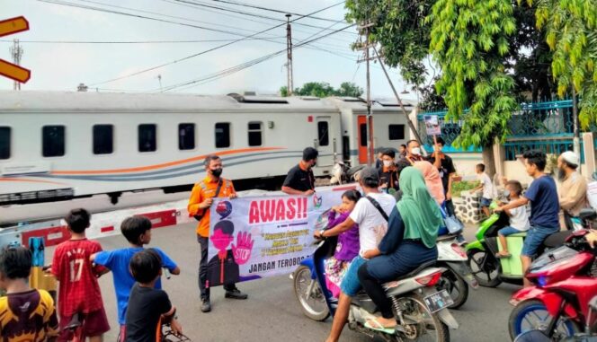 
					SOSIALISASI: Petugas PT. KAI Daop 9 Jember bersama Komunitas Railfans saat sosialisasi keselamatan. (foto: Hafiz Rozani)