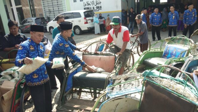 
					BERBAGI: Petugas Kankemenag Kab. Lumajang membagikan sembako pada tukang becak dan kaum duafa. (foto: Asmadi)