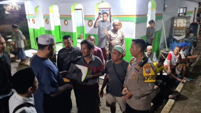 
					Walikota dan Kapolres menyerahkan bantuan kepada keluarga korban ledakan petasan. (foto: Istimewa).