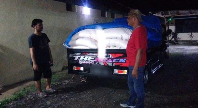 
					DICEGAT: Pikap yang mengangkut pupuk subsidi sebanyak 2 ton dicegat warga. (foto: istimewa)