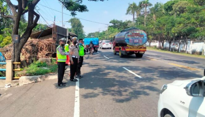 
					RAWAN LAKA: Anggota Satlantas Polres Pasuruan berjaga-jaga di jalur rawan laka. (foto: dok)