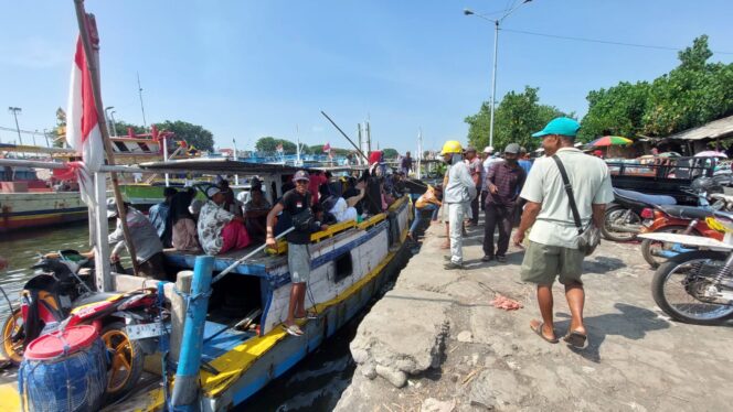 
					PETOLEKORAN: Perahu penyeberangan mengangkut warga Giliketapang tiba dan sandar di dermaga Pelabuhan Tanjung Tembaga. (foto: Hafis Rozani)