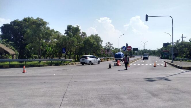 
					MENINGKAT: Gerbang masuk tol Bangil mulai dipadati pemudik. (foto: Moh. Rois)