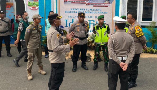 
					SIAGA: Petugas berjaga-jaga di Pos Pantau Pasar Baru Lumajang. (foto: Asmadi)