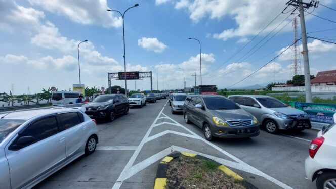 
					MACET: Kondisi kepadatan arus di Exit Tol Leces. (foto: Hafiz Rozani)