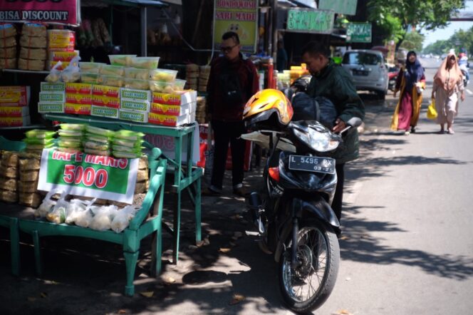 
					Pusat oleh-oleh di Ketapang, Kota Probolinggo sepi pembeli.