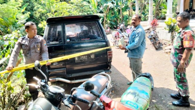 
					TEROR: Izusu Panther milik Sandiyono (40) warga Desa Curah Temu, Kec. Kotaanyar, dibakar orang tak dikenal. (foto: Ainul Jannah)