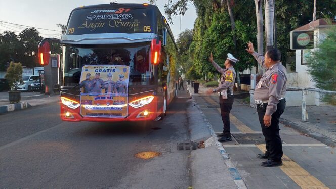 
					BERANGKAT: Kasatlantas Polres Probolinggo melepas warga yang hendak balik usai berlebaran. (foto: Hafiz Rozani)