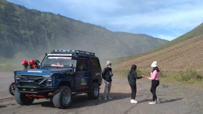 
					WISATA: Sejumlah wisawatan menikmati kawasan Bromo menggunakan jip. (foto: Hafiz Rozani)