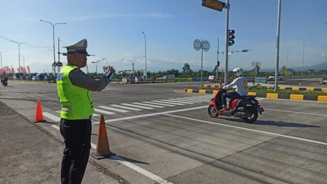 
					Petugas Satlantas Polres Probolinggo mengatur lalu lintas di depan exit Tol Gending (foto: istimewa)