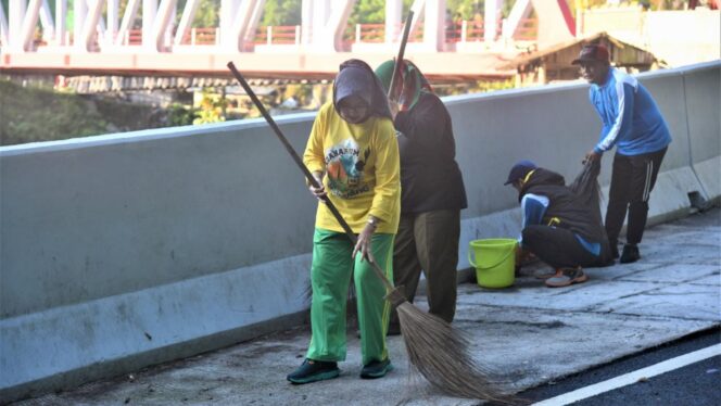 
					NYAPU: Wakil Bupati Lumajang Indah Amperawati menyapu sampah plastik di Jembatan Gladak Perak Lumajang. (foto: FB Cak Thoriq)