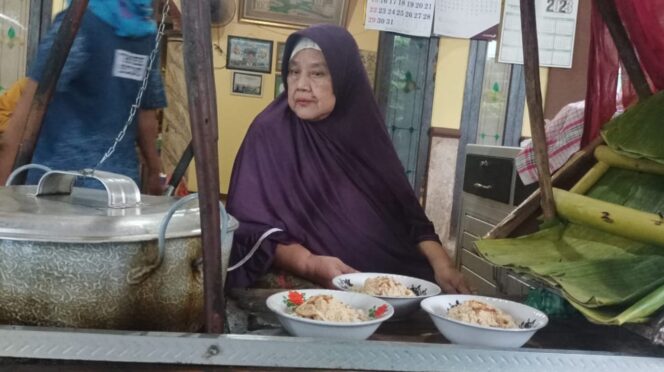 
					LEGENDARIS: Mardiyah saat menyajikan soto koya untuk pembelinya. (foto: Ainul Jannah)