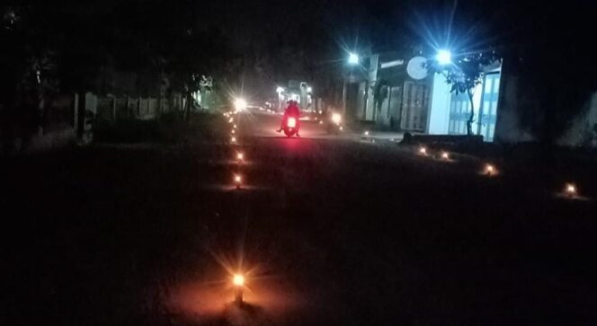 
					MERIAH: Sspanjang jalan Desa Ketegan yang dipenuhi obor kecil. (foto: Moh. Rois)