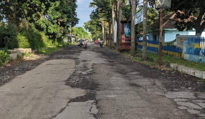 
					RUSAK: Ruas jalan rusak di depan kantor Kecamatan Tegalsiwalan. (foto: dok).