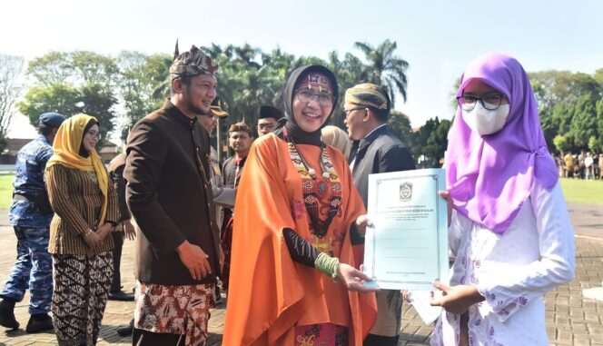 
					REWARD: Wakil Bupati Lumajang, Indah Amperawati, saat memberikan penghargaan kepada pegiat pendidikan. (foto: Asmadi)