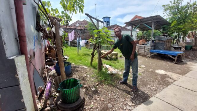 
					Kakak ipar Lutvita menunjuk lokasi motor yang raib dicuri.