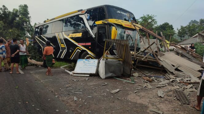 
					HANCUR: Warung bakso di Lumajang porak-poranda pasca disasak Bus Patas. (foto: Asmadi)