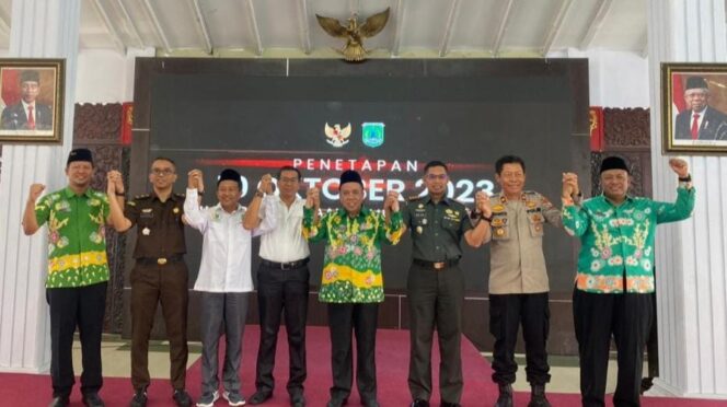 
					DIMULAI: Wabup Pasuruan, Gus Mujib (berbatik, tengah) memimpin pencanangan tahapan Pilkades Serentak Tahun 2023. (foto: Moh. Rois)