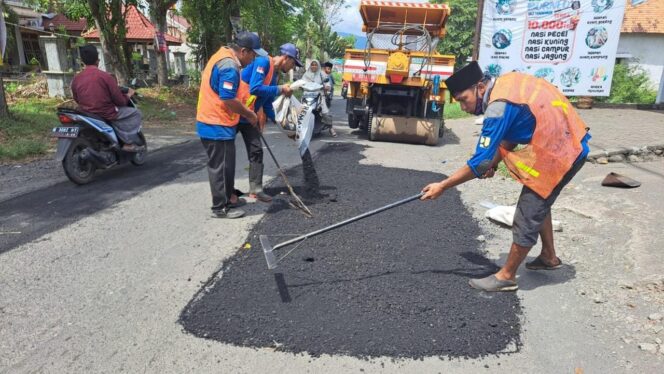 
					PEMELIHARAAN: Proses perbaikan jalan rusak di ruas jalan Paiton - Kotaanyar. (foto: Diskominfo Kab. Probolinggo).