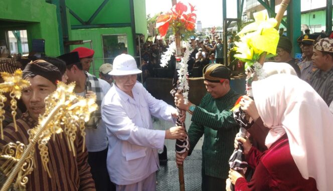 
					DIBUKA: Bupati dan Wakil Bupati Lumajang saat membuka penggilingan pertama PG Jatiroto dan Loemadjang Mbiyen. (foto: Asmadi)