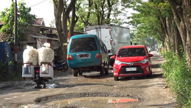 
					RUSAK: Ruas jalan Kedawung - Banyubiru Pasuruan yang rusak parah belum diperbaiki. (foto: Moh. Rois)