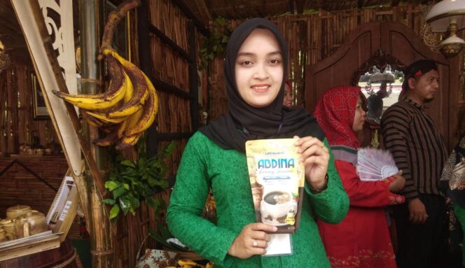 
					KHAS: Seorang model memperlihatkan produk Kopi Apdina di Stan Loemadjang Mbiyen. (foto: Asmadi)