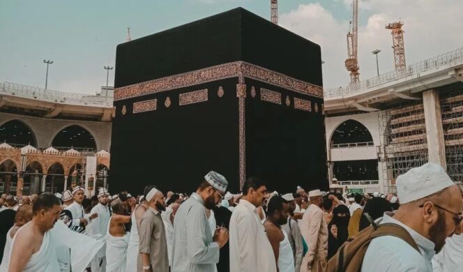 
					Jamaah haji mengelilingi Ka'bah di Mekah Al-Mukarromah saat musim haji. (foto: istimewa)