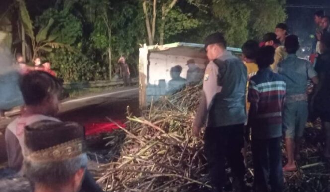 
					GULING: truk tebu yang terguling di Lumajang tewaskan dua orang. (foto: istimewa)