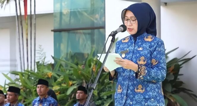 
					MOTIVASI: Wabup Lumajang saat pimpin pacara hari Otonomi Daerah 2023 di Halaman Kantor Bupati Lumajang. (Foto: Asmadi)