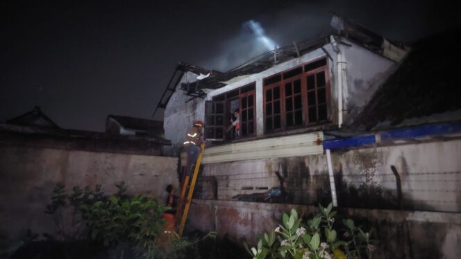 
					AKSES SULIT: Tim Damkar Kota Probolinggo dipaksa bekerja keras untuk memadamkan api di rumah warga Jl. Kartini. (foto: Hafiz Rozani)