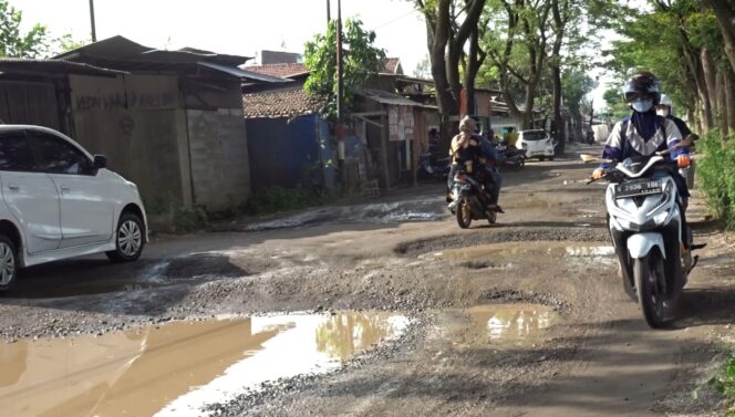 
					AMBURADUL: Kondisi jalan Kedawung-Banyubiru yang kondisinya rusak parah. (foto: Moh. Rois)